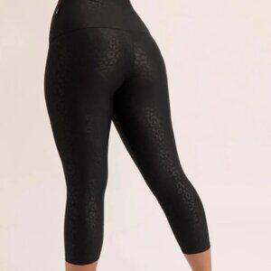 Performance Extra High Waisted Capri Leggings